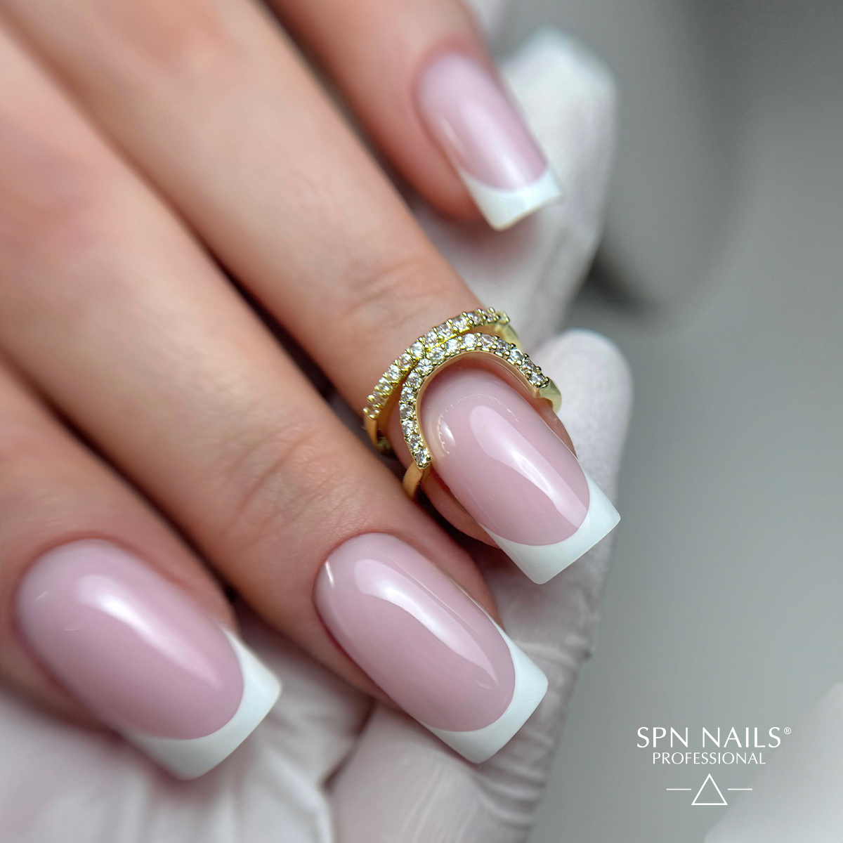 Manicure wykonany żelem w butelce Bulider Bottle Cream